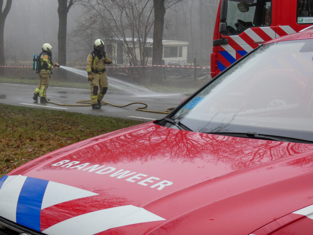 2000497-1024x768 Brandweer spuit wegdek schoon na brand, Oude Provinciënweg weer open