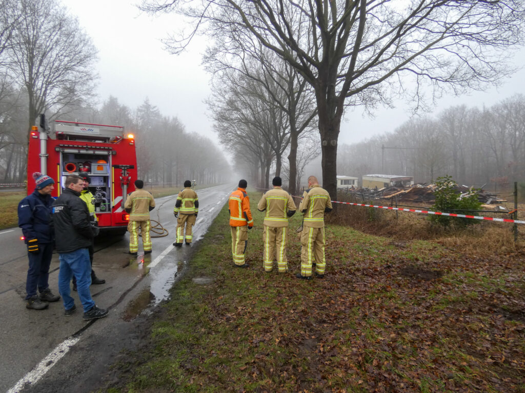 2000559-1024x768 Brandweer spuit wegdek schoon na brand, Oude Provinciënweg weer open