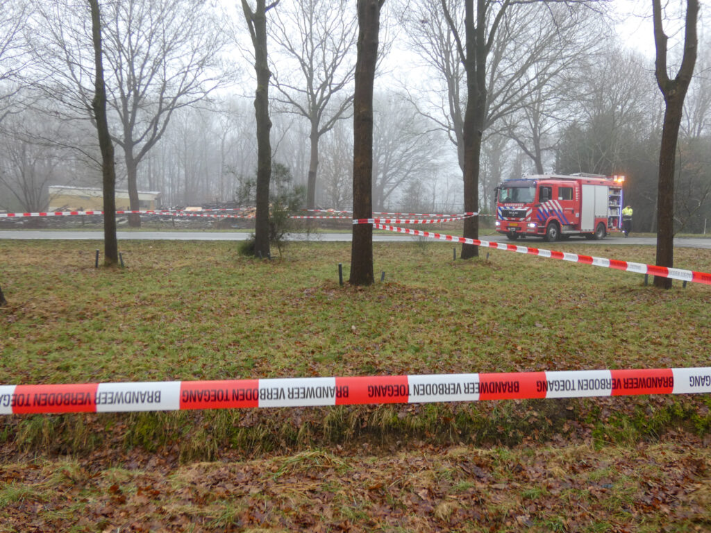 2000567-1024x768 Brandweer spuit wegdek schoon na brand, Oude Provinciënweg weer open