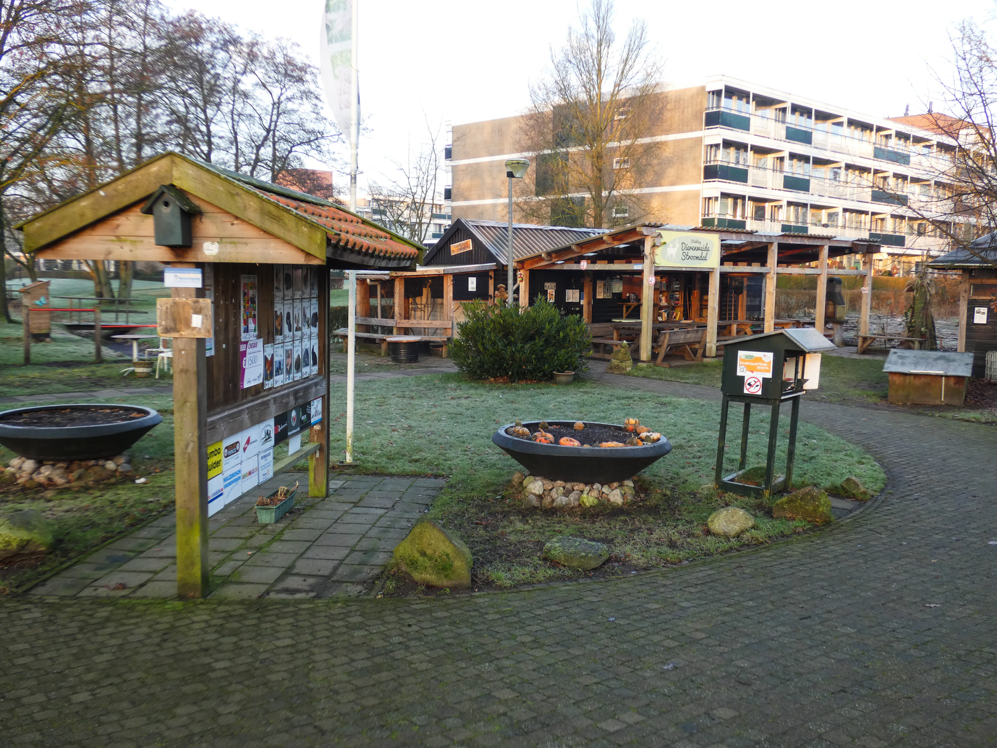 dierenweide2 Ruit van tuinschuur dierenweide vernield door jongeren