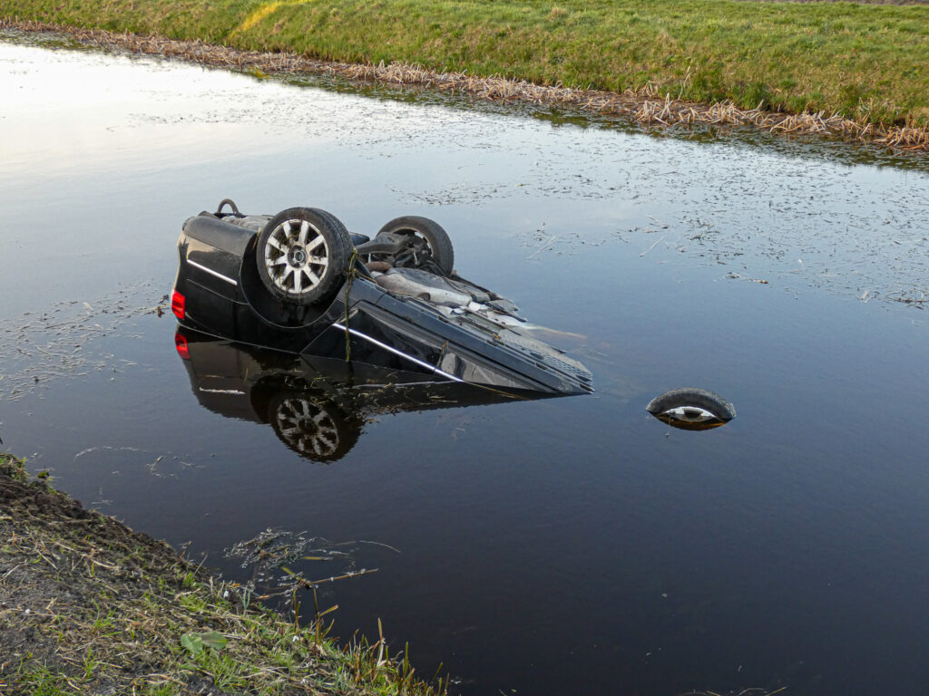 2030046-1024x768 Auto rakelings langs vissend kind en belandt in water in Smilde, bestuurder (34) mogelijk onder invloed