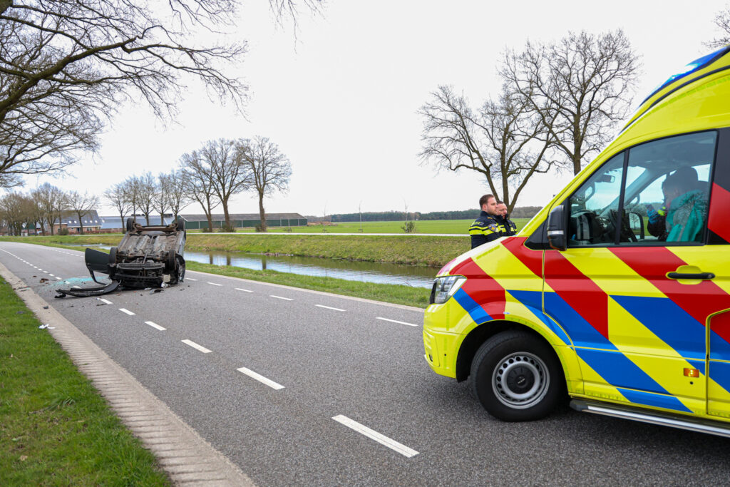 208A4595-1024x683 Auto op de kop na botsing met boom bij Oranjekanaal in Hoogersmilde