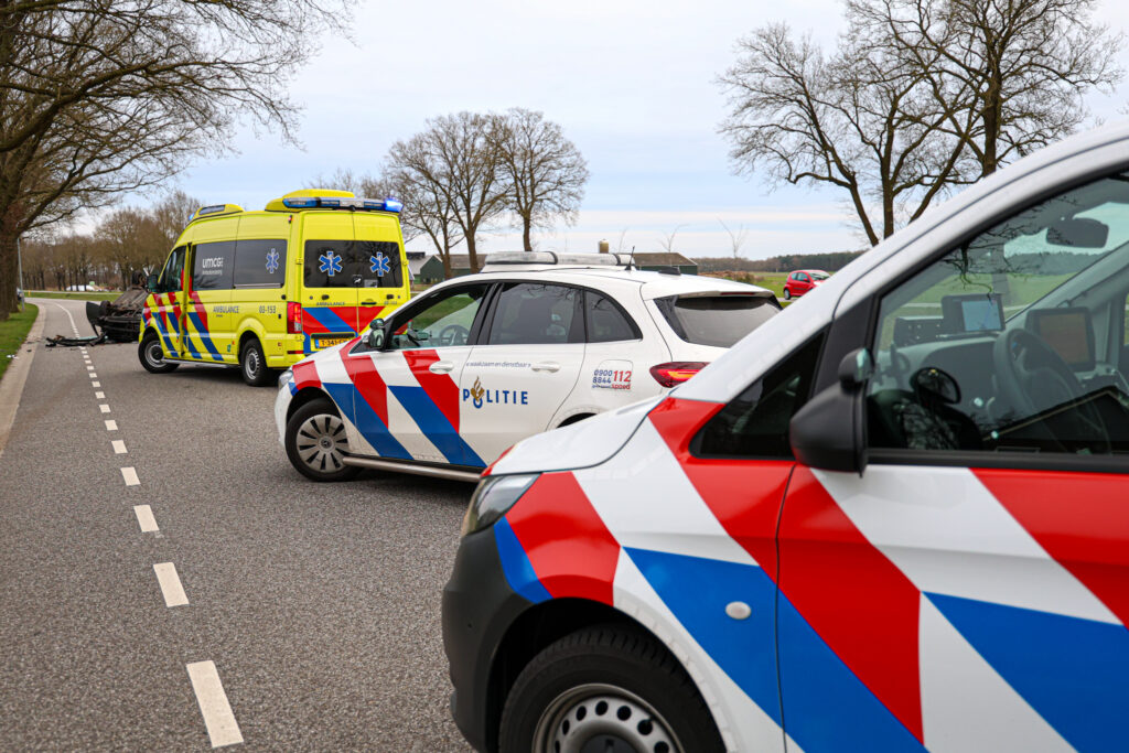 208A4602-1-1024x683 Bestuurder aangehouden nadat auto op de kop eindigt na botsing met boom bij in Hoogersmilde