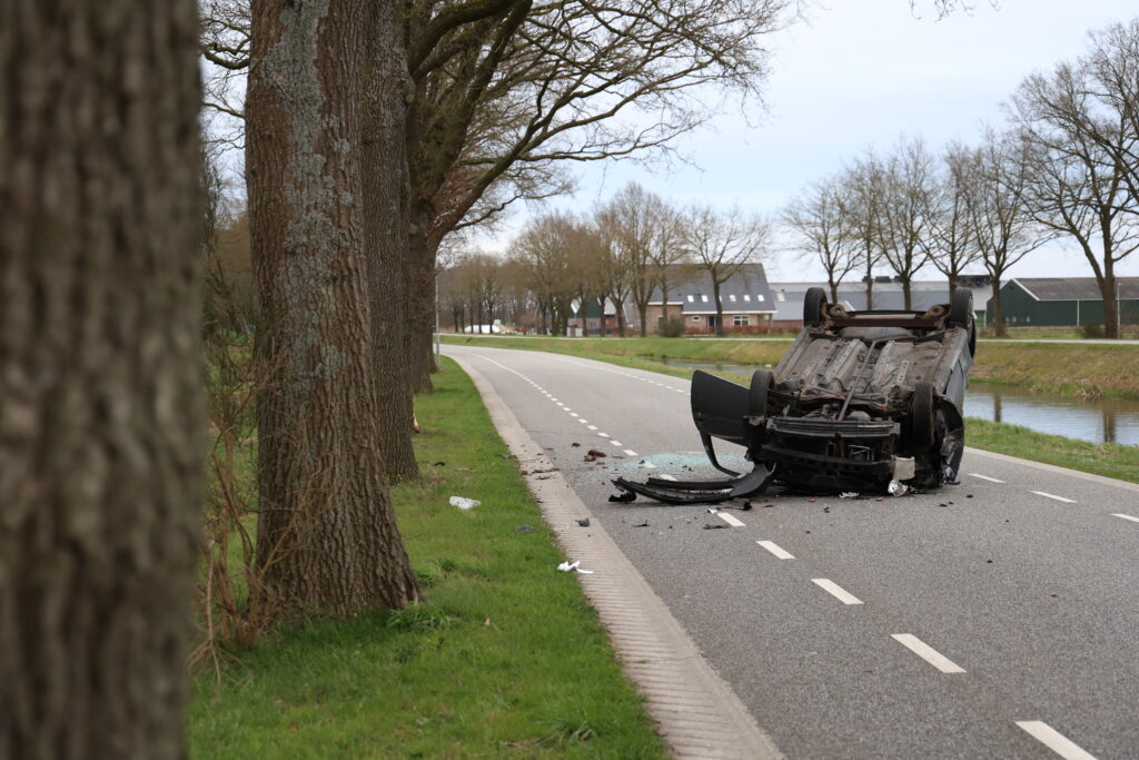208A4609-1024x683 Auto op de kop na botsing met boom bij Oranjekanaal in Hoogersmilde