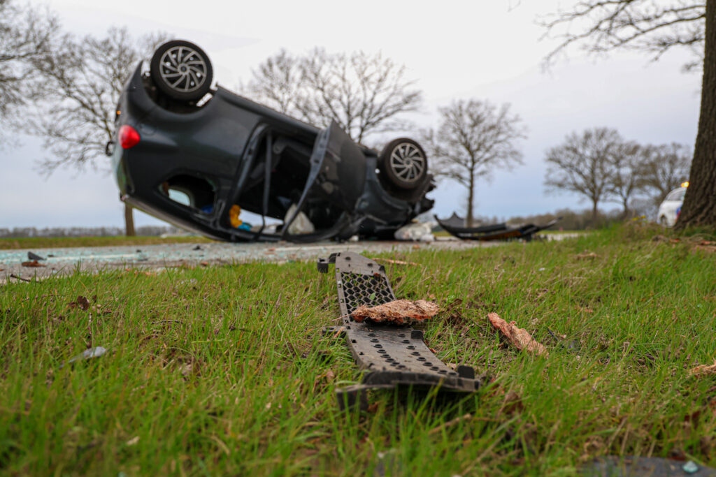 208A4651-1024x683 Auto op de kop na botsing met boom bij Oranjekanaal in Hoogersmilde