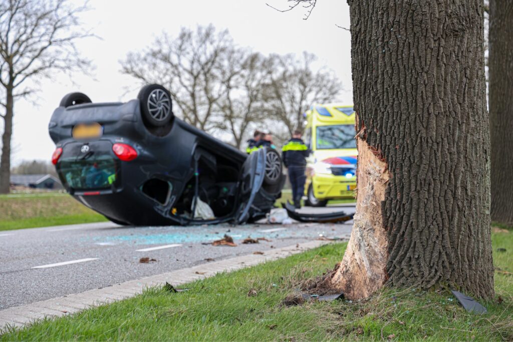 IMG_1159-1024x683 Bestuurder aangehouden nadat auto op de kop eindigt na botsing met boom bij in Hoogersmilde