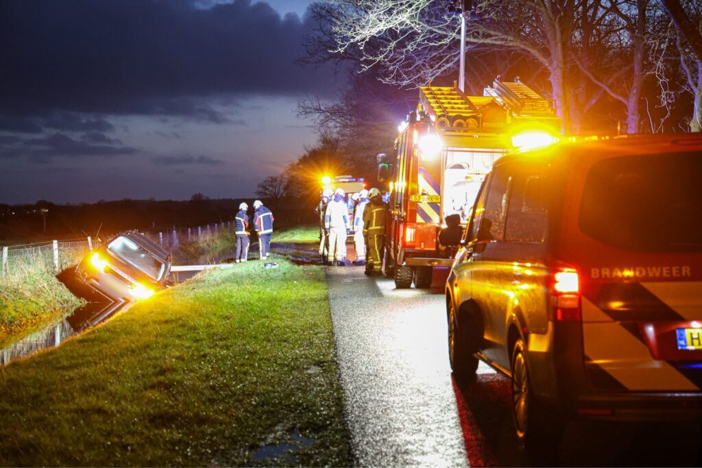 IMG_1393-1-1024x683 Auto belandt in sloot na gemiste bocht bij Eursinge, bestuurder aangehouden voor rijden onder invloed