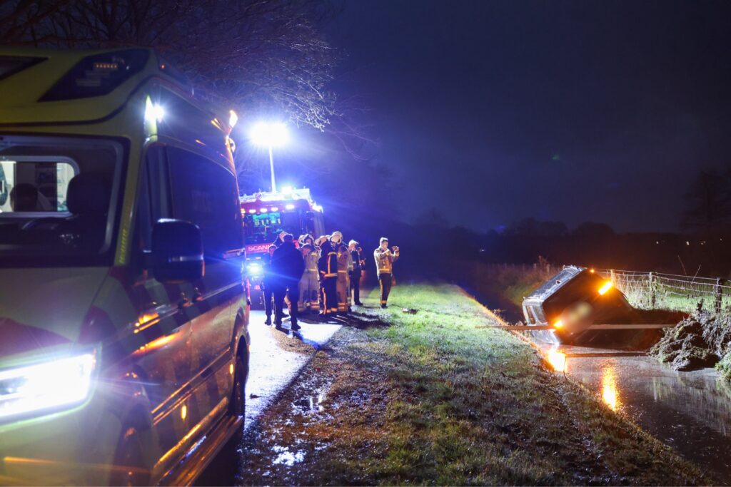 IMG_1397-1024x683 Auto belandt in sloot na gemiste bocht bij Eursinge