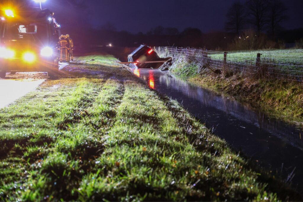 IMG_1398-1-1024x683 Auto belandt in sloot na gemiste bocht bij Eursinge, bestuurder aangehouden voor rijden onder invloed