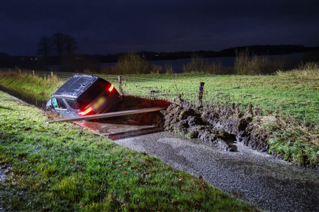 IMG_1399-1-1024x683 Auto belandt in sloot na gemiste bocht bij Eursinge, bestuurder aangehouden voor rijden onder invloed