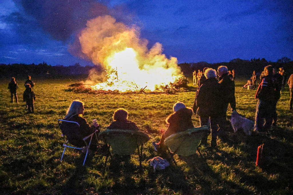 208A6243-1024x683 Paasvuren in Wapse en Diever trekken veel bezoekers
