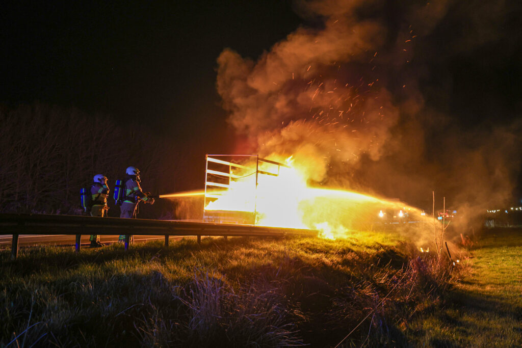 208A6635-1024x683 Aanhanger volledig in brand op A28 bij Beilen