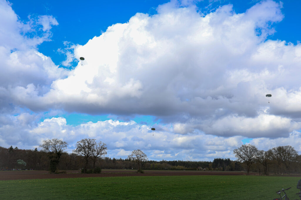 208A6742-1024x683 Militaire parachutist uit boom gehaald bij herdenking in Spier