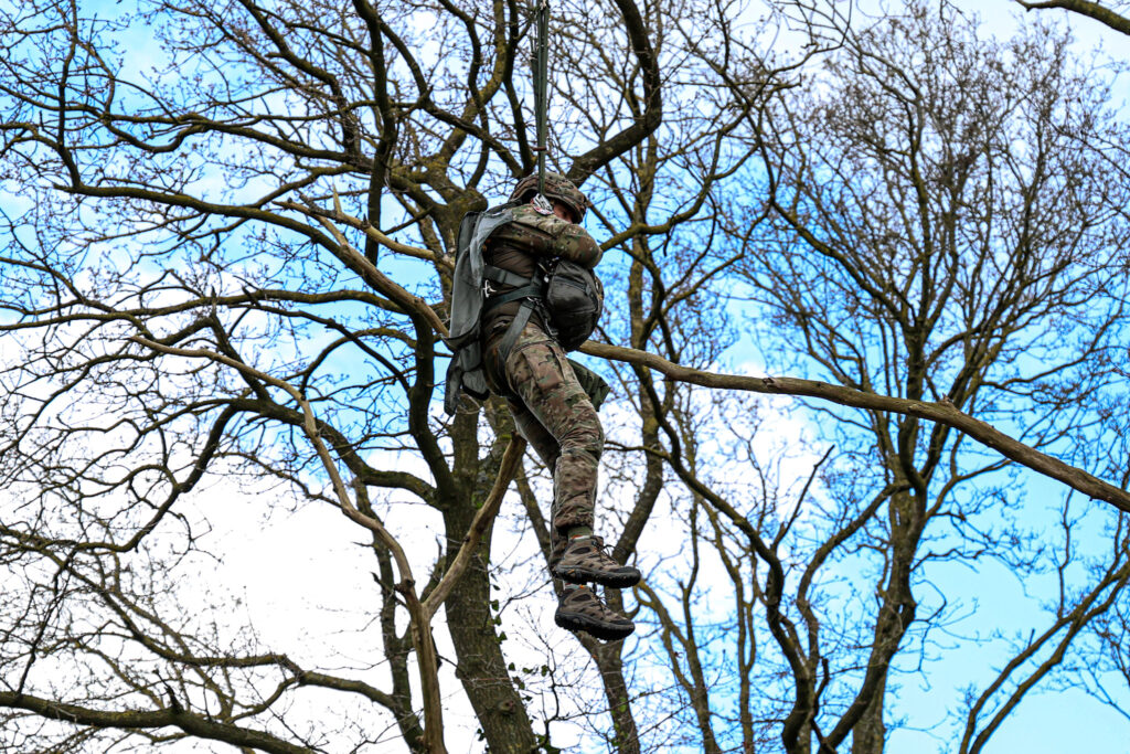 208A6751-1024x683 Militaire parachutist uit boom gehaald bij herdenking in Spier