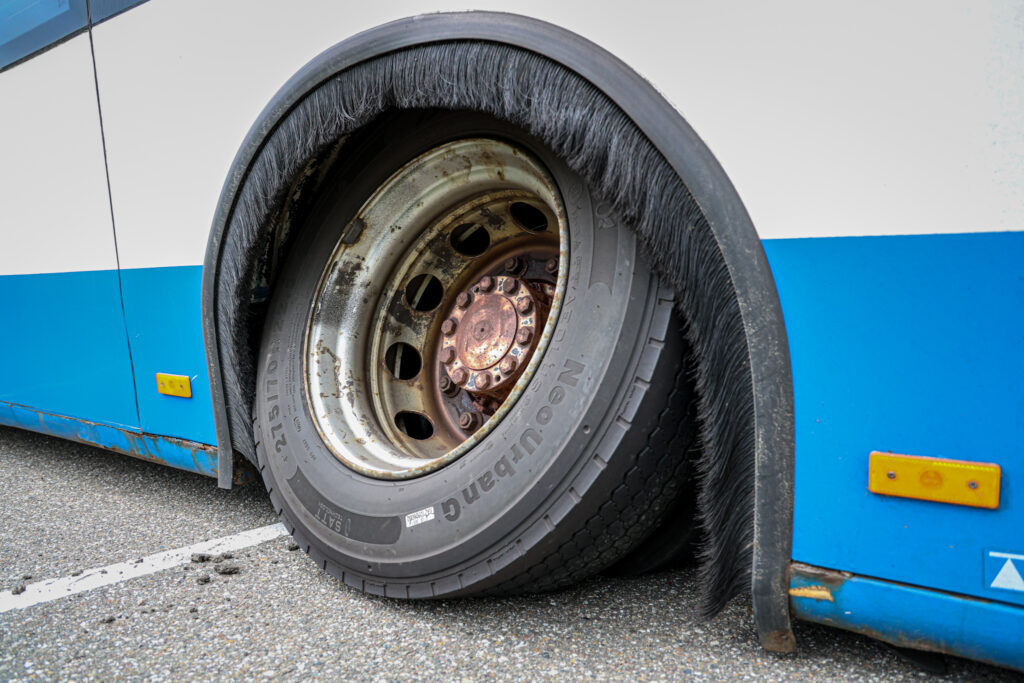 208A9617-1024x683 Bus met klapband laat spoor van rubber achter bij Beilen