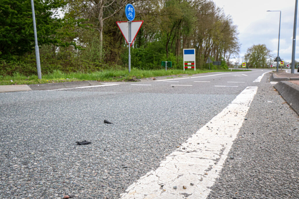 208A9663-1024x683 Bus met klapband laat spoor van rubber achter bij Beilen