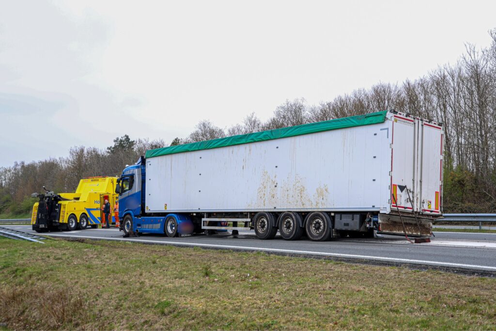 IMG_1525-1024x683 N381 bij Oosterwolde afgesloten na ongeval met vrachtwagen