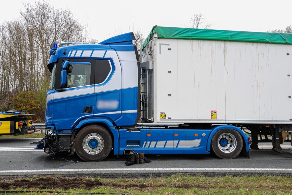 IMG_1526-1024x683 N381 bij Oosterwolde afgesloten na ongeval met vrachtwagen
