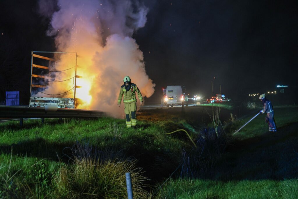 IMG_2408-1024x683 Aanhanger volledig in brand op A28 bij Beilen