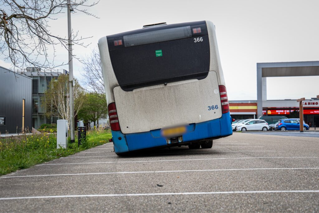 IMG_3169-1024x683 Bus met klapband laat spoor van rubber achter bij Beilen