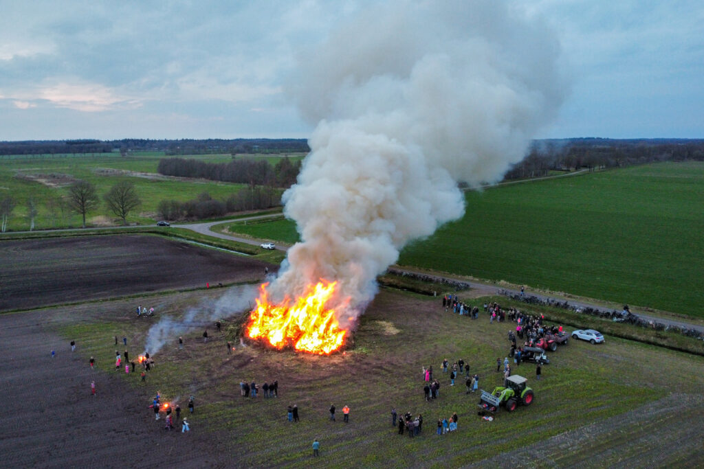 dji_fly_20260404_201948_246_1775326937293_photo_optimized-1024x683 Paasvuren in Wapse en Diever trekken veel bezoekers