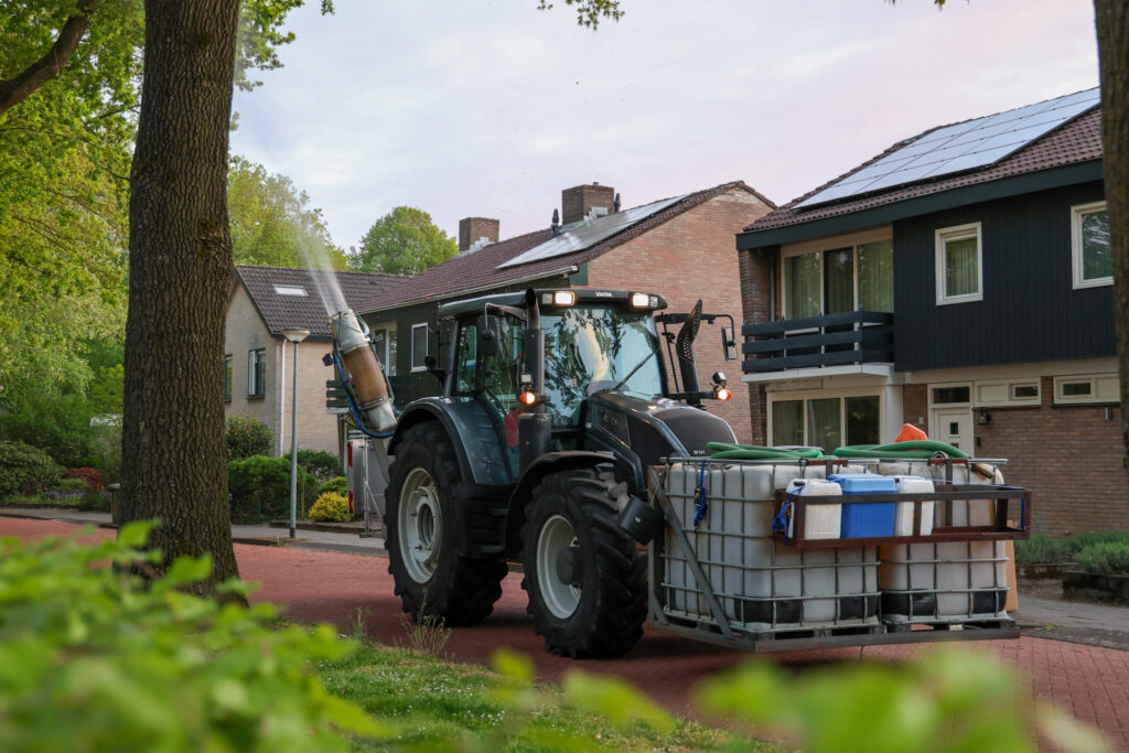 208A5340-1024x683 Bestrijding eikenprocessierups in Drenthe gestart, werkzaamheden dag en nacht zichtbaar