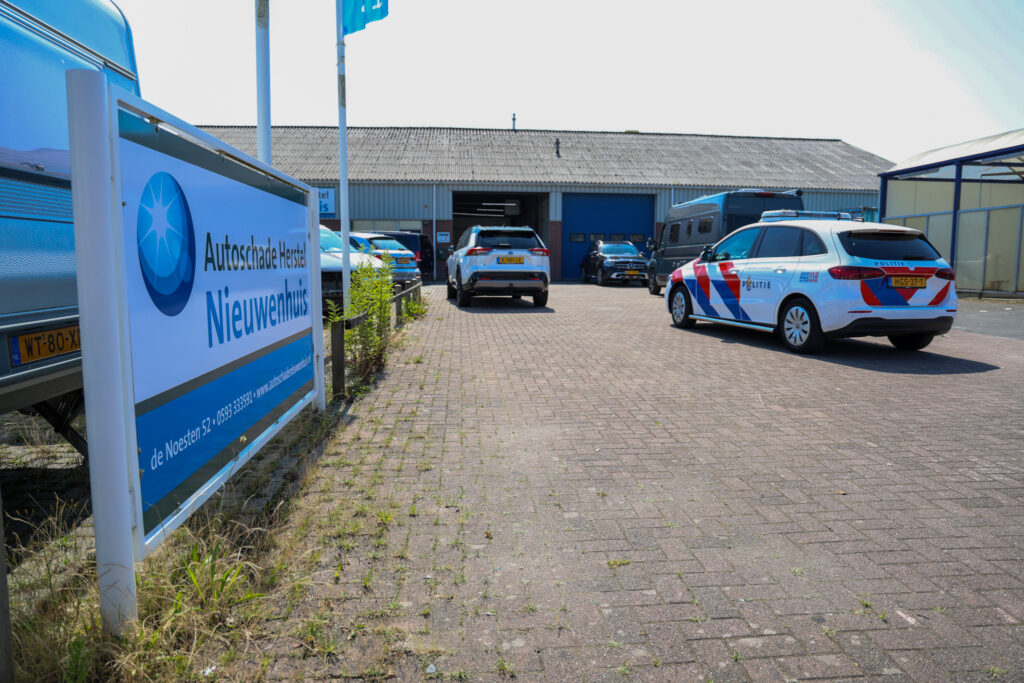 208A0877-1024x683 Auto vliegt spontaan in brand bij Schadeherstelbedrijf Nieuwenhuis in Westerbork