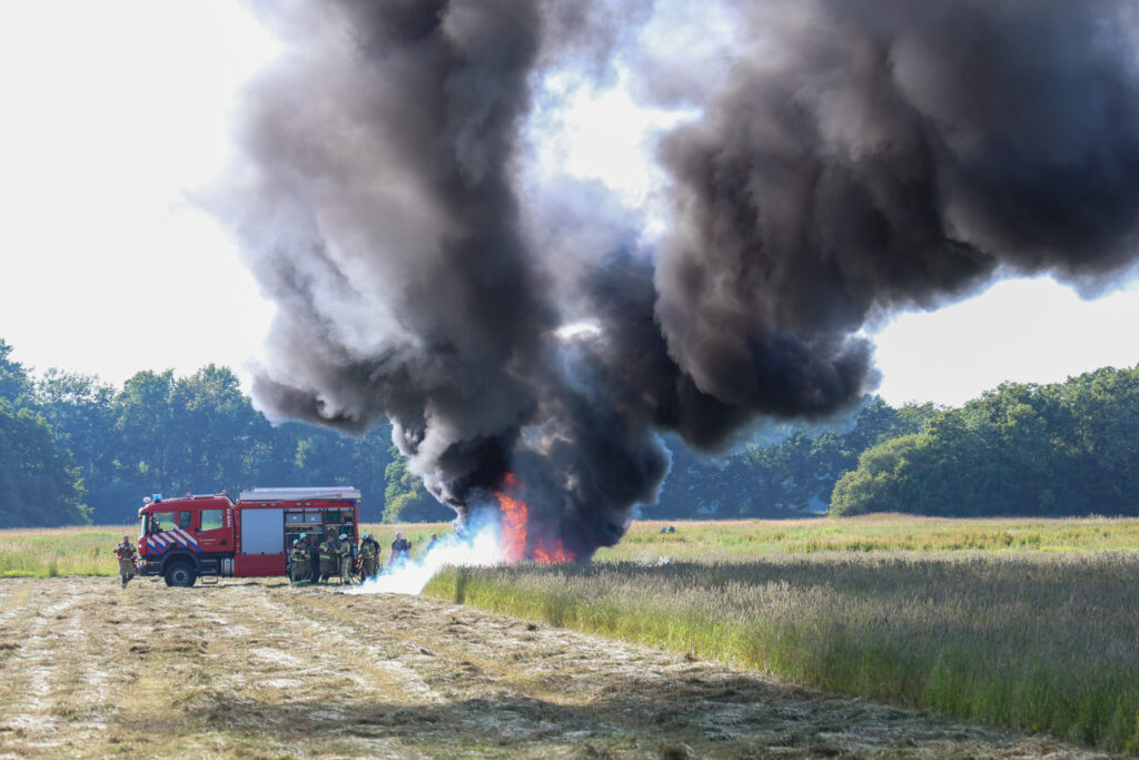 208A0927-1024x683 Trekker volledig uitgebrand tijdens maaiwerkzaamheden op weiland in Drijber