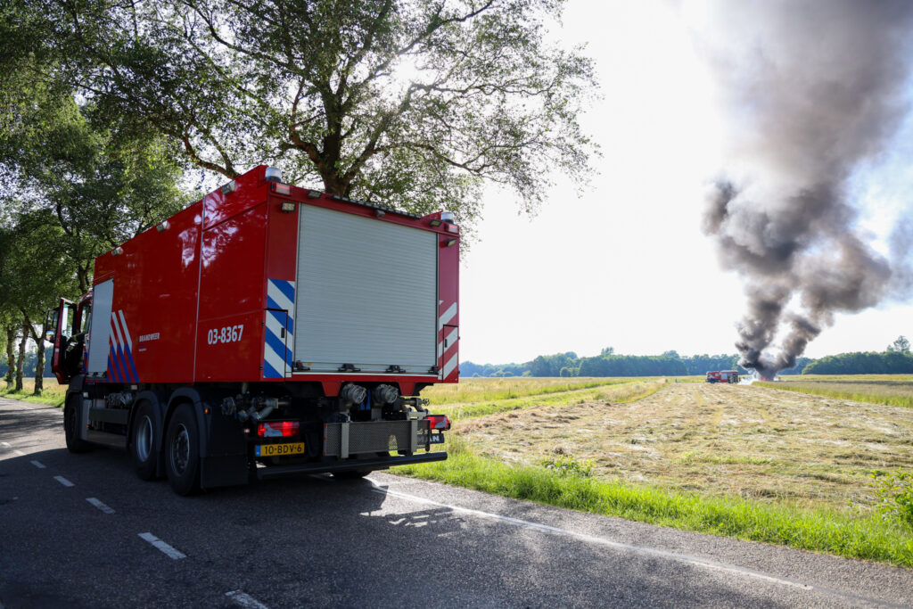 208A0939-1024x683 Trekker volledig uitgebrand tijdens maaiwerkzaamheden op weiland in Drijber