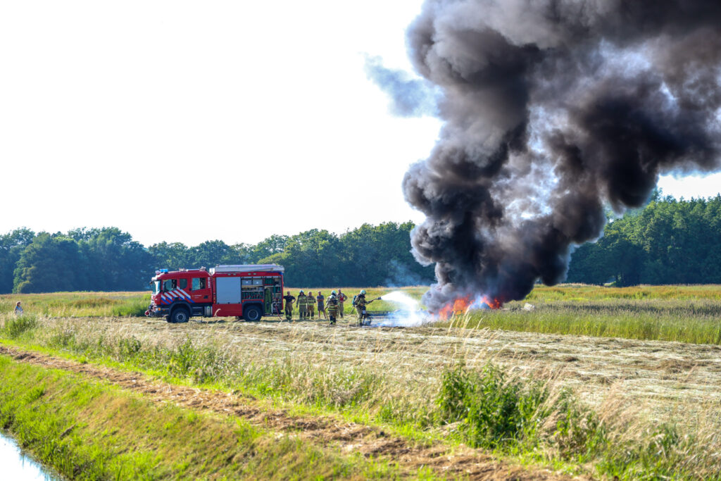 208A0948-1024x683 Trekker volledig uitgebrand tijdens maaiwerkzaamheden op weiland in Drijber