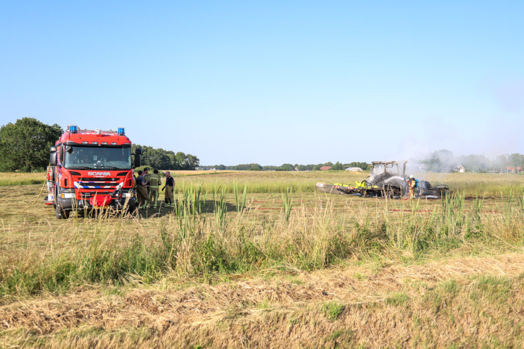 208A1023-1024x683 Trekker volledig uitgebrand tijdens maaiwerkzaamheden op weiland in Drijber
