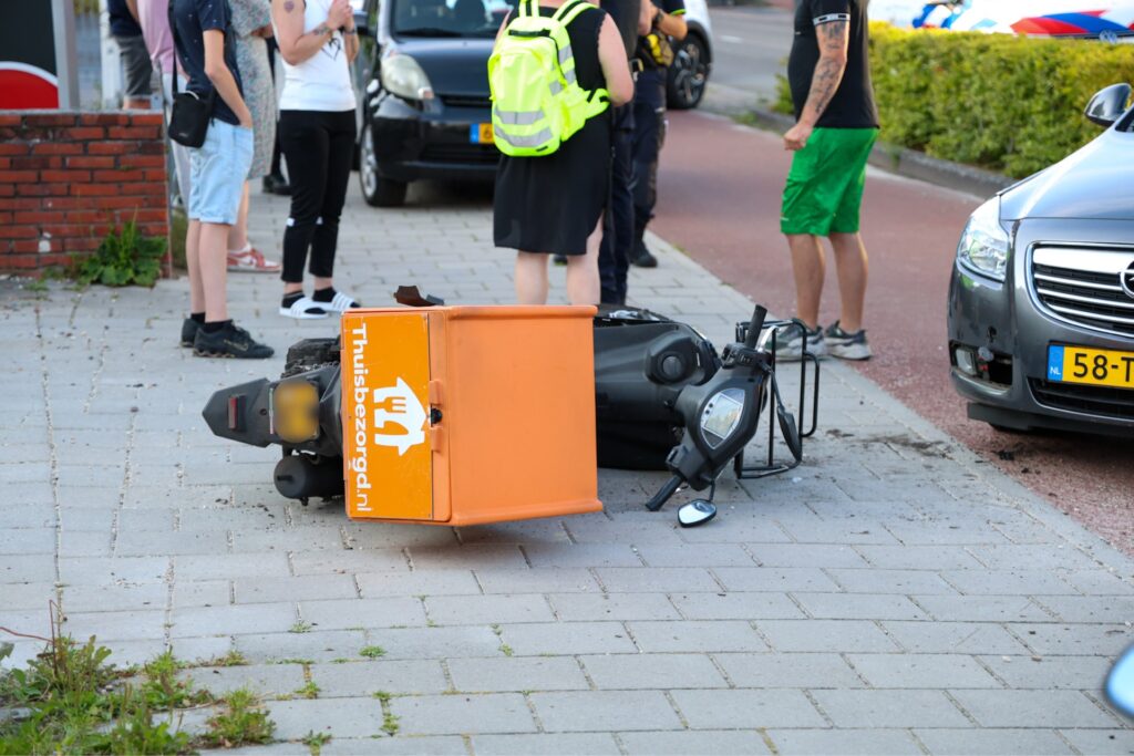 IMG_7725-1024x683 Aanrijding tussen auto en bezorgscooter op Groningerstraat in Assen