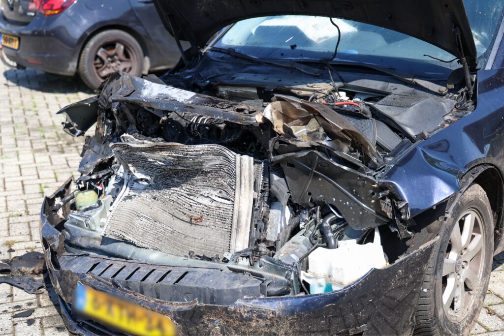 IMG_7844-1024x683 Auto vliegt spontaan in brand bij Schadeherstelbedrijf Nieuwenhuis in Westerbork