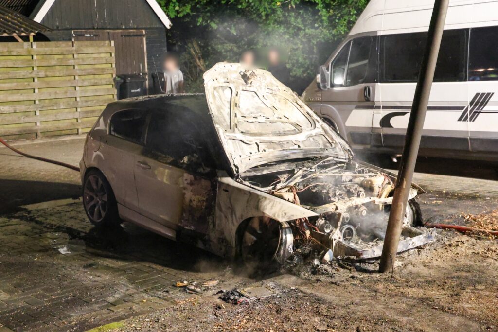 IMG_2545-1024x683 Geparkeerde auto volledig uitgebrand aan Molenstraat