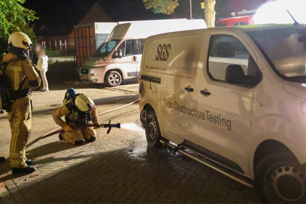 IMG_2546-1024x683 Geparkeerde auto volledig uitgebrand aan Molenstraat