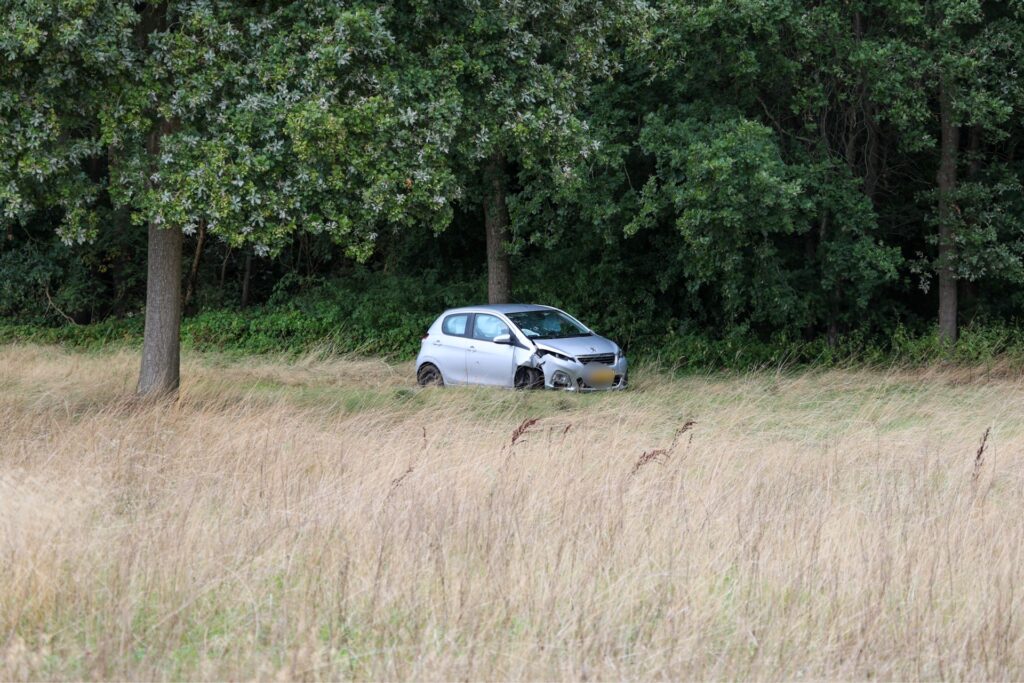 IMG_2698-1024x683 Bestuurder gewond nadat auto in bocht rechtdoor schiet en over sloot vliegt op N855 bij Dwingeloo.
