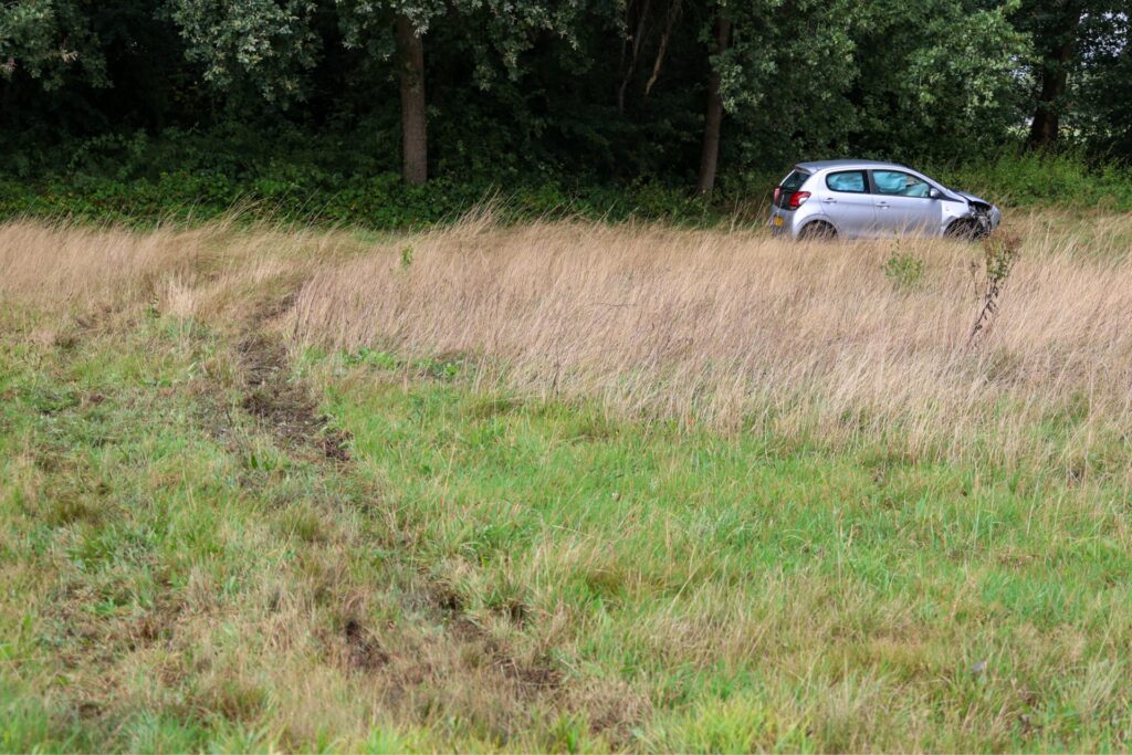 IMG_2700-1024x683 Bestuurder gewond nadat auto in bocht rechtdoor schiet en over sloot vliegt op N855 bij Dwingeloo.