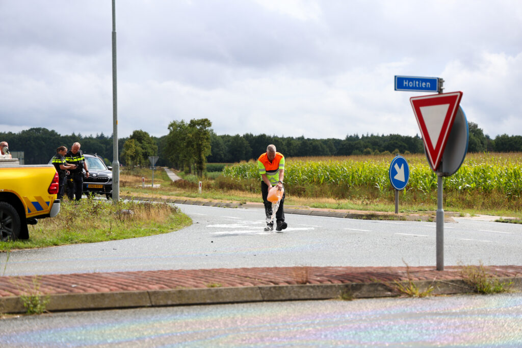 LO-1-107-1024x683 Bestuurder gewond nadat auto in bocht rechtdoor schiet en over sloot vliegt op N855 bij Dwingeloo.