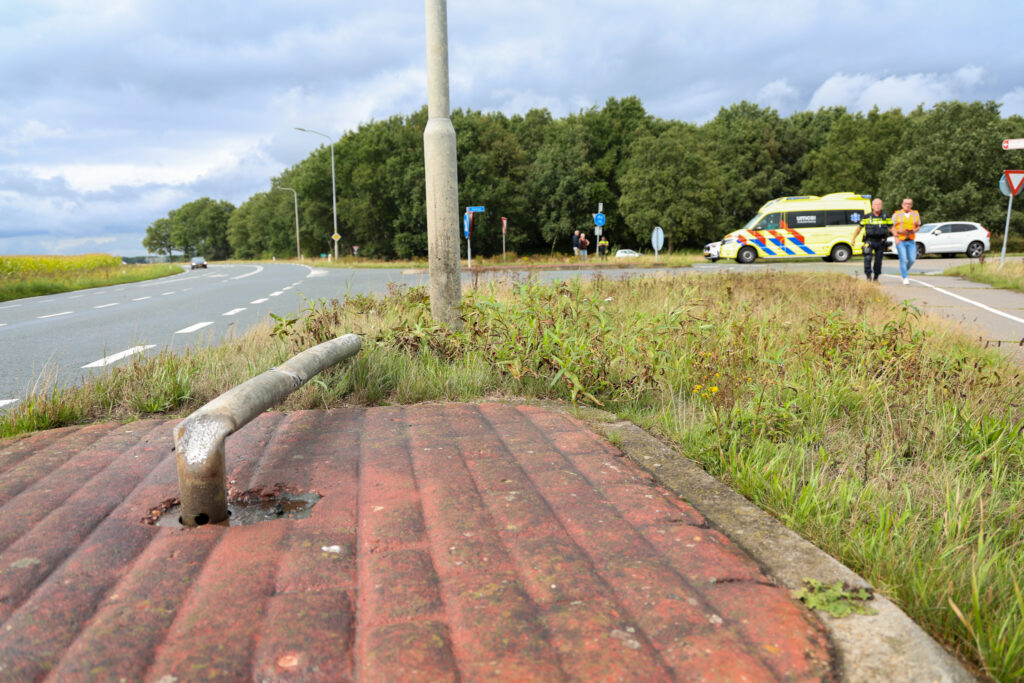 LO-1-109-1024x683 Bestuurder gewond nadat auto in bocht rechtdoor schiet en over sloot vliegt op N855 bij Dwingeloo.