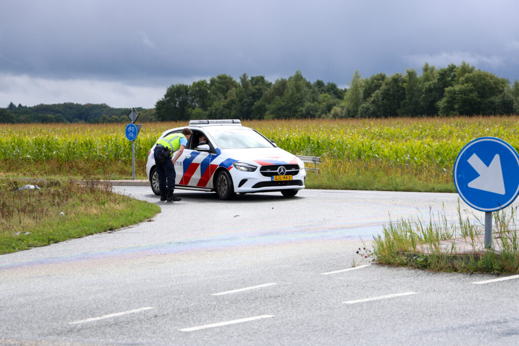 LO-1-110-1024x683 Bestuurder gewond nadat auto in bocht rechtdoor schiet en over sloot vliegt op N855 bij Dwingeloo.