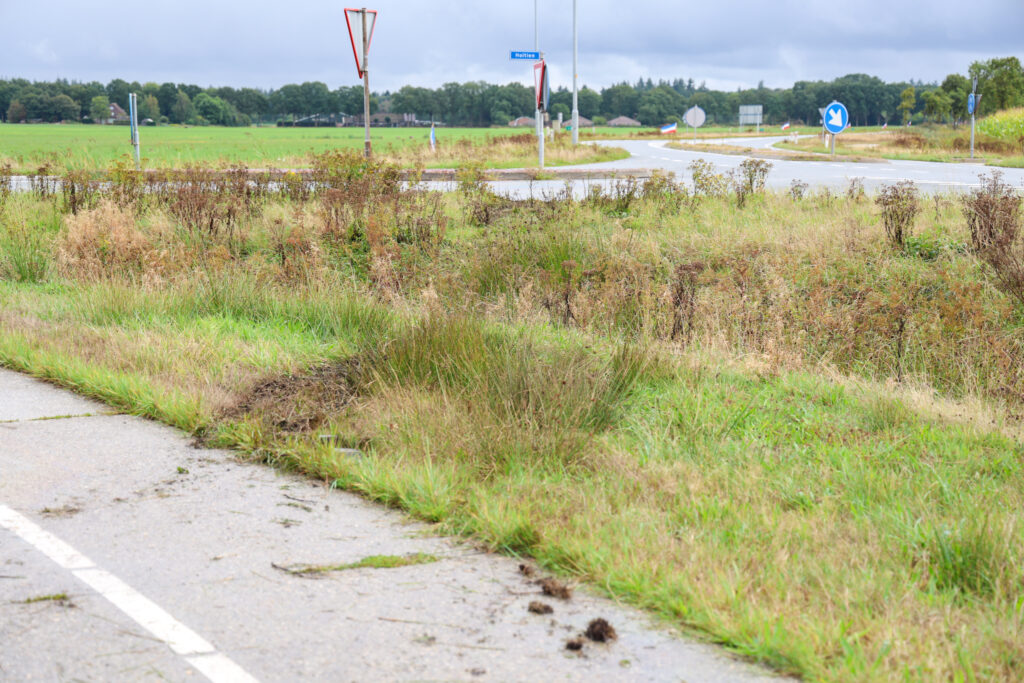 LO-1-113-1024x683 Bestuurder gewond nadat auto in bocht rechtdoor schiet en over sloot vliegt op N855 bij Dwingeloo.