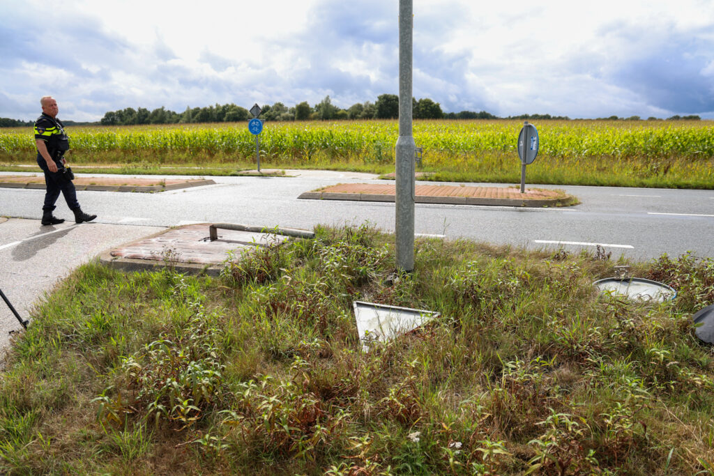 LO-1-114-1024x683 Bestuurder gewond nadat auto in bocht rechtdoor schiet en over sloot vliegt op N855 bij Dwingeloo.