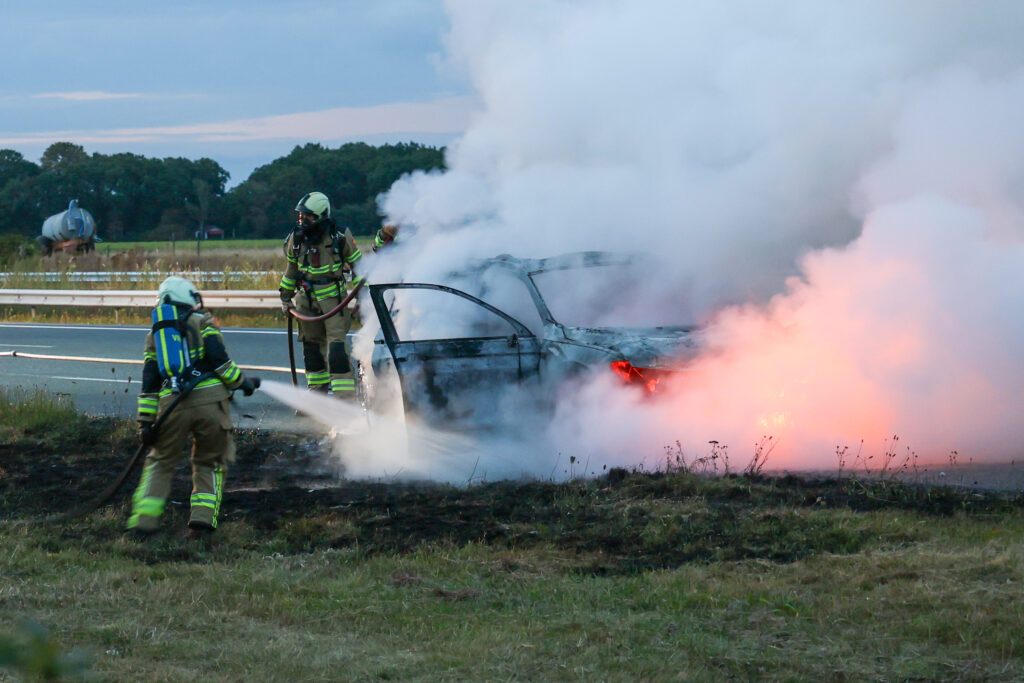 LO-1-17-1024x683 Auto brandt volledig uit op A28 tussen Assen en Beilen
