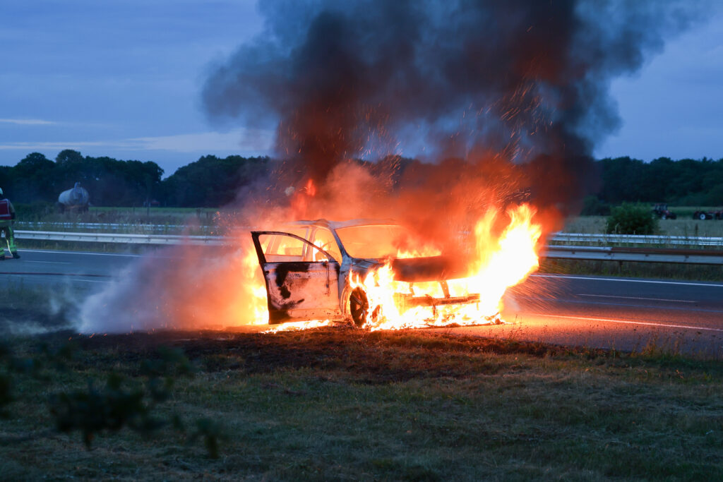 LO-1-18-1024x683 Auto brandt volledig uit op A28 tussen Assen en Beilen