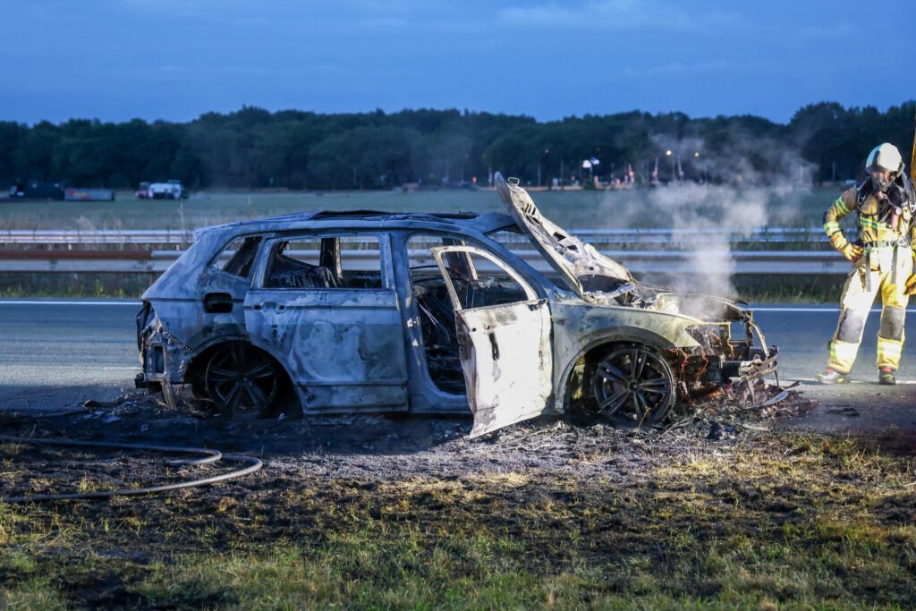 LO-1-20-1024x683 Auto brandt volledig uit op A28 tussen Assen en Beilen