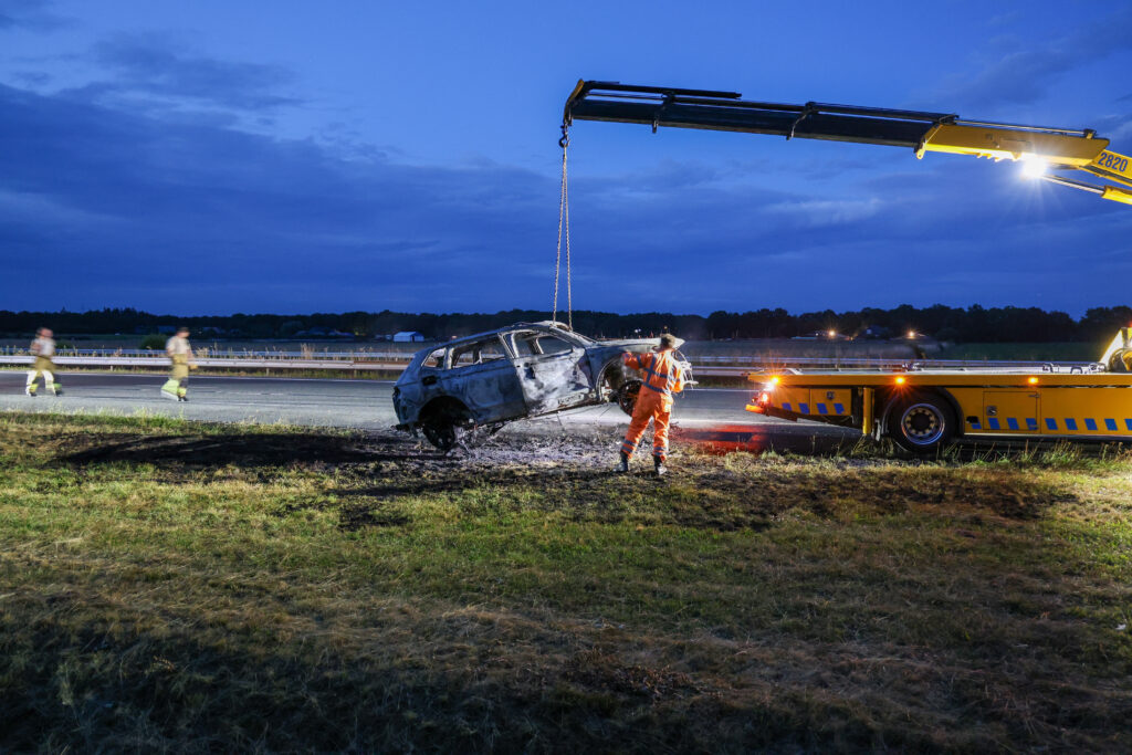 LO-1-21-1024x683 Auto brandt volledig uit op A28 tussen Assen en Beilen