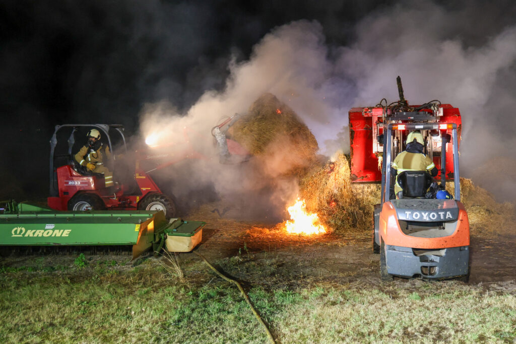 LO-1-24-1024x683 Brandweer uren bezig met volledig brandende strobalenbult in Beilen
