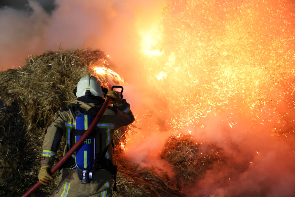 LO-1-25-1024x683 Brandweer uren bezig met volledig brandende strobalenbult in Beilen