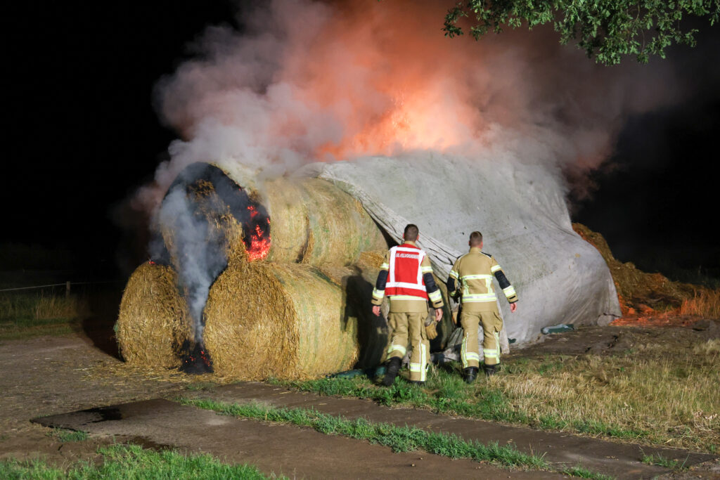 LO-1-26-1024x683 Brandweer uren bezig met volledig brandende strobalenbult in Beilen