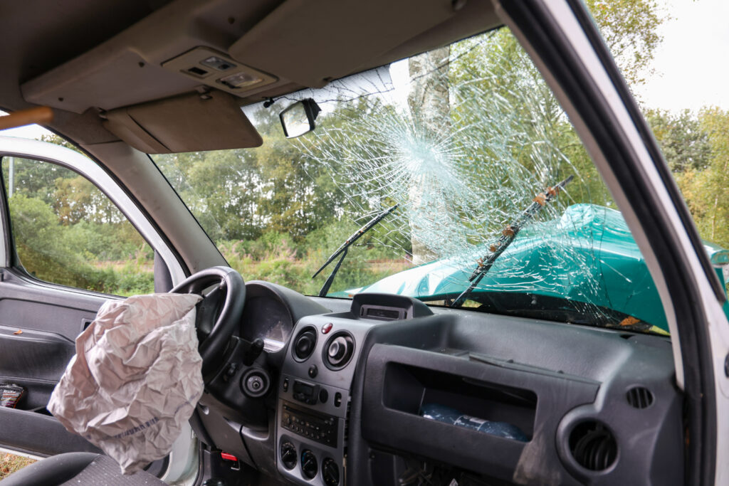 LO-1-38-1024x683 Bestuurder aangehouden na botsing tegen boom in Stuifzand